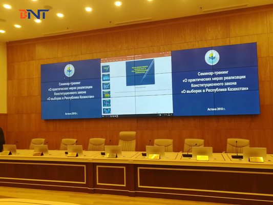 Openbaar Onderwijs &amp; Opleidingsproject in Kazachstan, de Uiterst dunne Lift van de Desktopmonitor met 17,3 het“ FHD Scherm