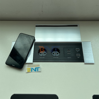Multifunktioneel stopcontact met USB en schuifdek - perfect voor kantoorbureaus en werkstations