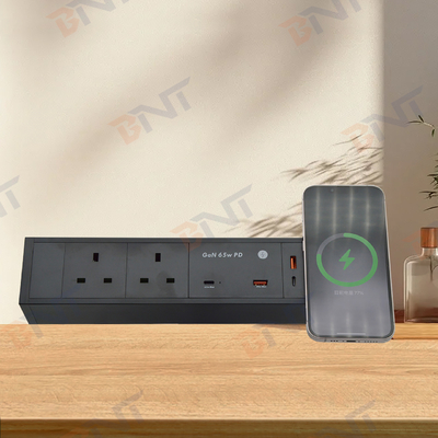 Multifunctioneel 2 AC-afstotingen Dual USB A + C UK 65W PD Fast Charge Desktop Clamp Socket Power Strip