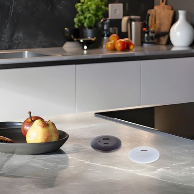 Plastic ingebouwde tafel stroomstop met USB A+C-oplaadpoorten