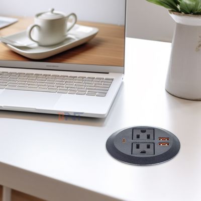 Ronde bankstel met ingebouwde elektrisch stopcontact met 2 Amerikaanse standaard stopcontacten & dubbele USB A oplaadpoort 65W