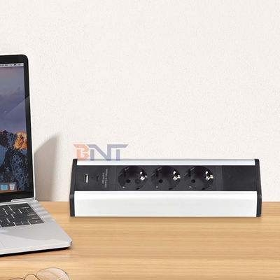 Kleefclipontwerp 3 EU AC-afstekkingen USB A+C Fast Charge Desktop Clamp Socket Power Strip