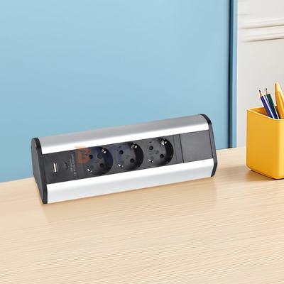 Kleefclipontwerp 3 EU AC-afstekkingen USB A+C Fast Charge Desktop Clamp Socket Power Strip
